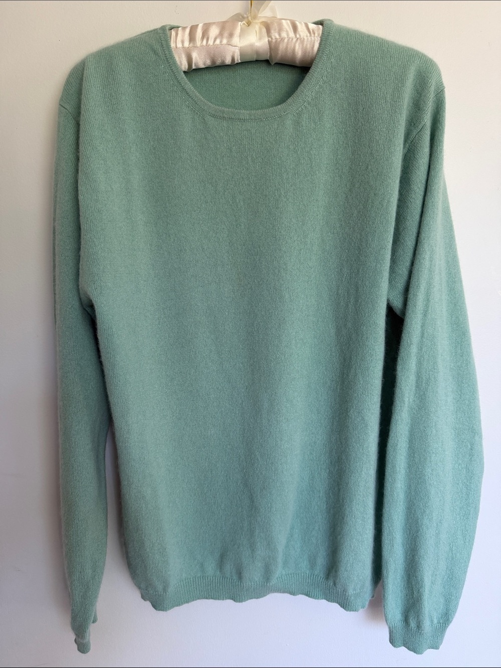 Lord and Taylor Cashmere Pullover round neck Colour light mint ( green)